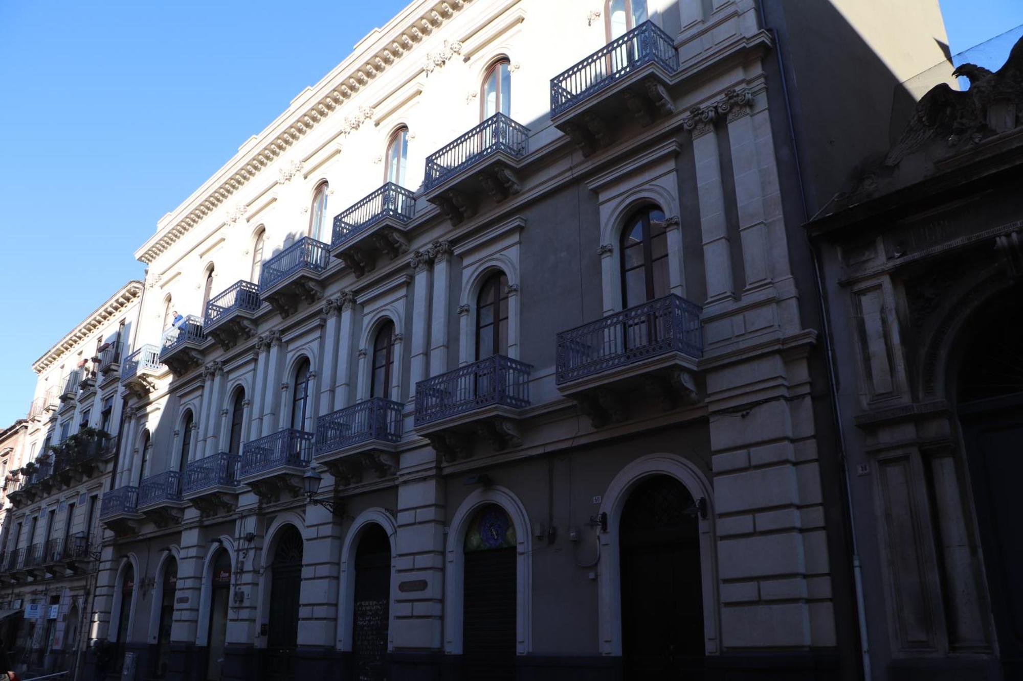 Domus Iole Appartamento Nel Centro Storico カターニア エクステリア 写真