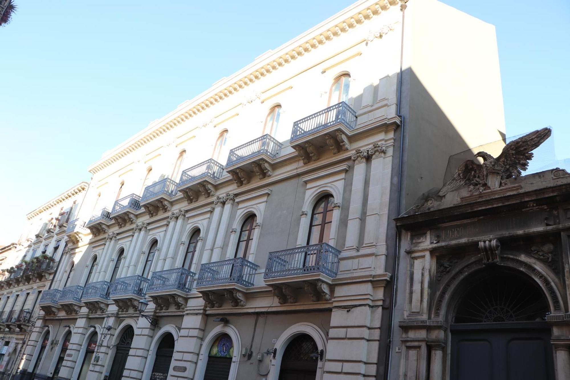 Domus Iole Appartamento Nel Centro Storico カターニア エクステリア 写真
