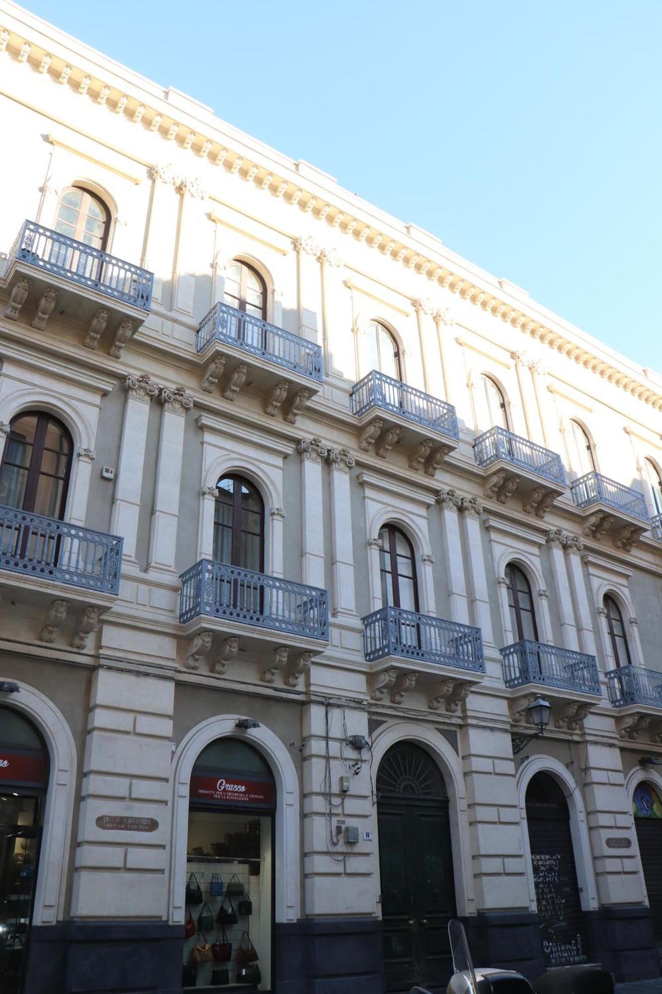Domus Iole Appartamento Nel Centro Storico カターニア エクステリア 写真